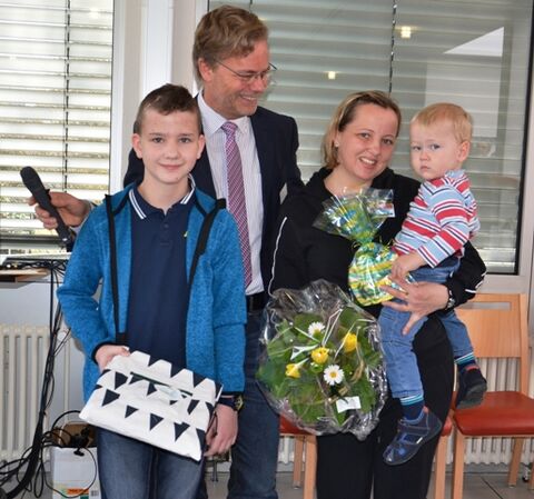 Der Ärztliche Direktor Dr. Klaus Scheidtmann mit dem 30.000ste Patient Philipp Striedter und dessen Mama Isabella und dem kleinen Bruder Daniel. Bild: aj